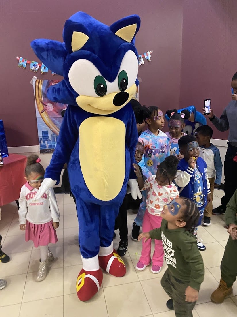 Hire Sonic the Hedgehog for birthday parties - video game mascot character performer